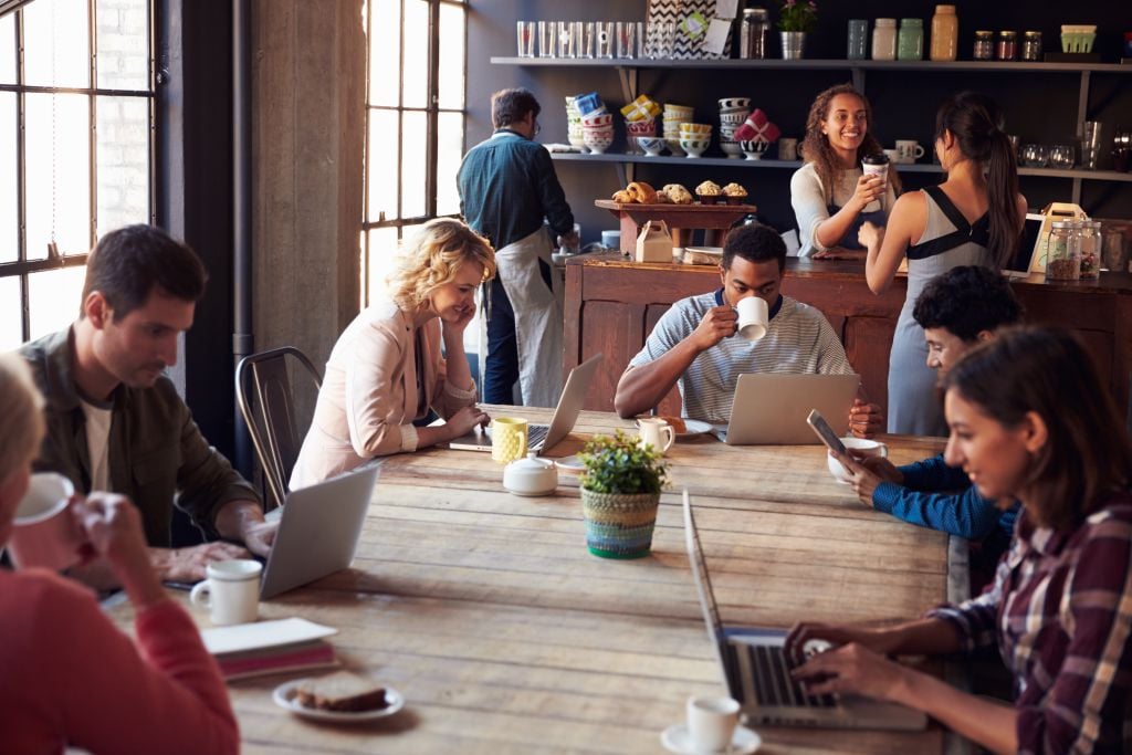 Persone in un coffee shop Third wave